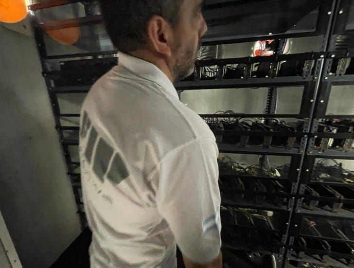 La Plata: Desmantelaron una granja clandestina de minería de Bitcoins que funcionaba en un edificio de alta gama 