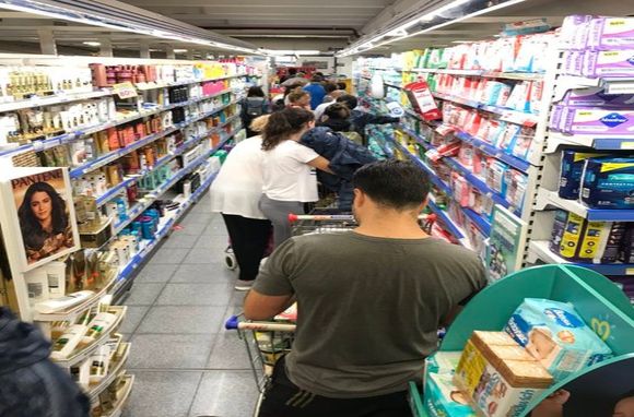 Grandes colas en los supermercados para abastecerse por el coronavirus