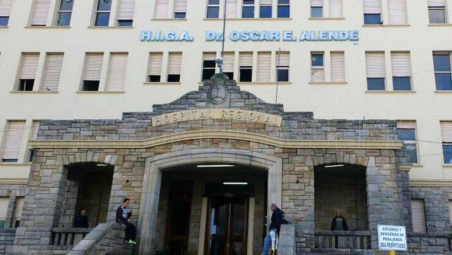 Dos jóvenes hospitalizados tras un grave accidente en moto