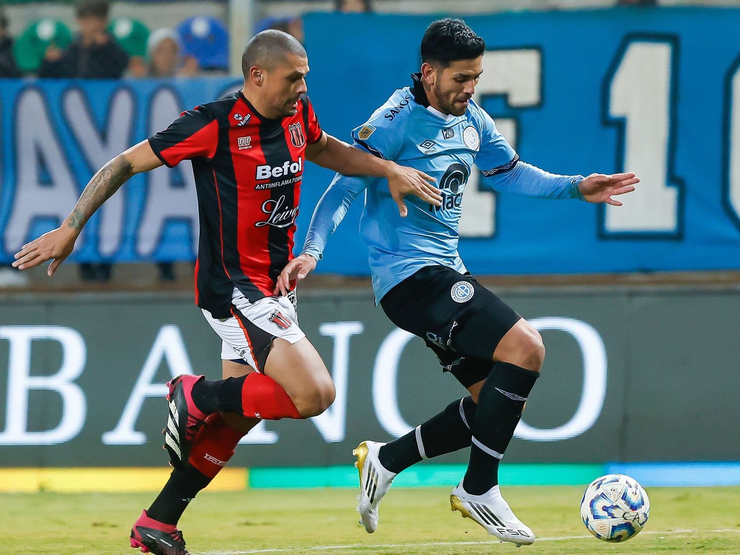 Belgrano avanzó tras un partido con goles y expulsiones