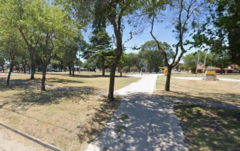 La plaza está ubicada en Los Plátanos 1033 y Hernandarias.