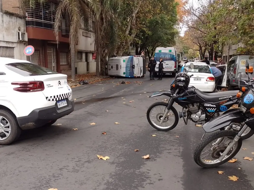 Una ambulancia volcó tras chocar con un auto en el macrocentro - foto del Centro Integrado de Operaciones Rosario.