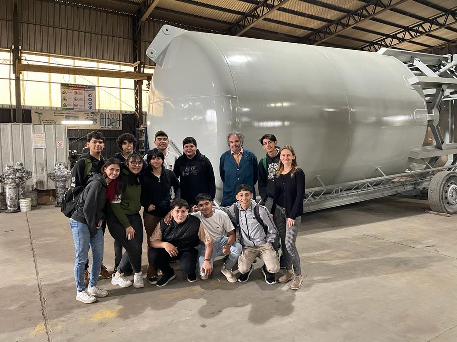 Alumnos y docentes en la planta fabril de Alberto Irons, junto con Eva Albert.