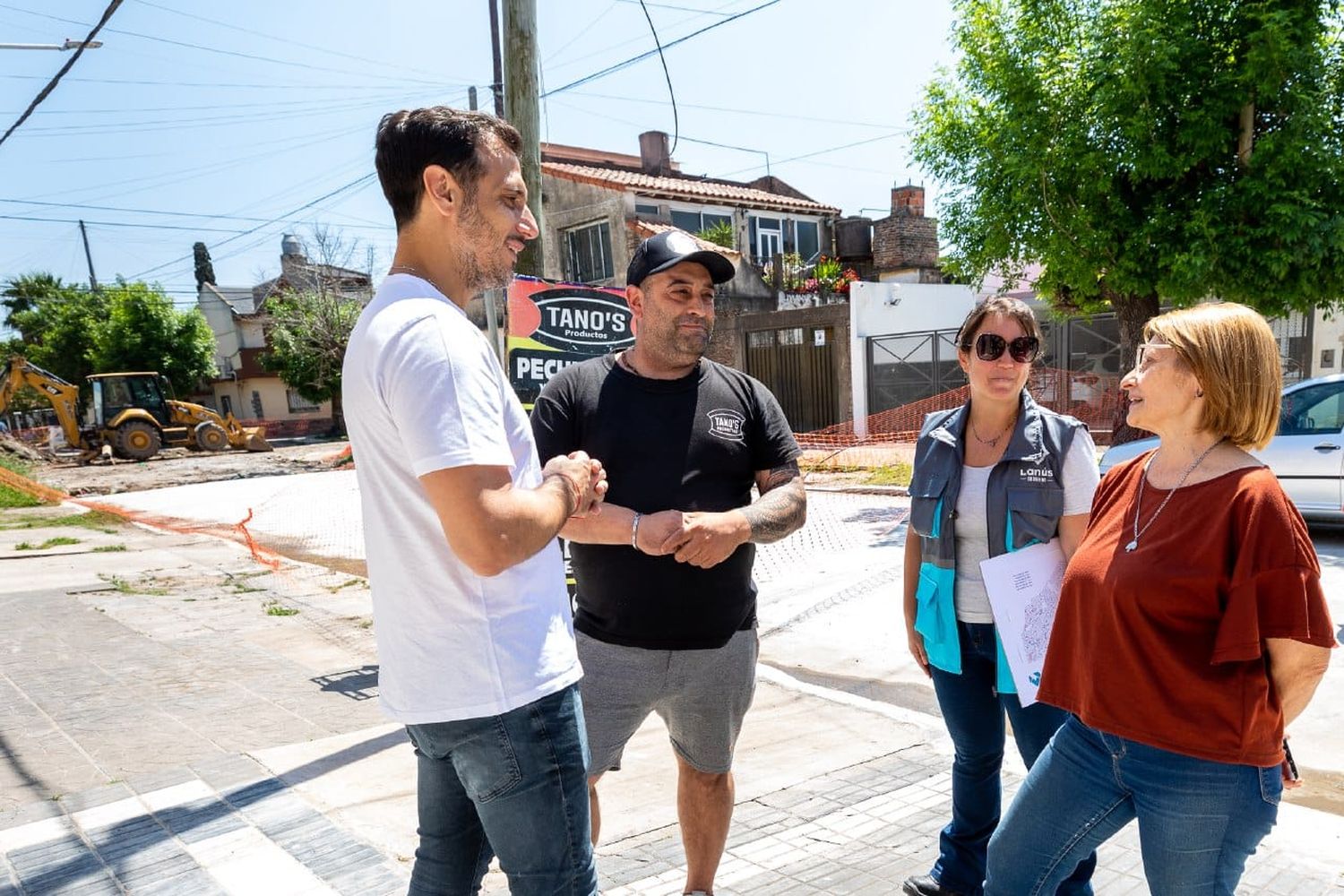 Lanús: Julián Álvarez supervisó obras de pavimentación en Monte Chingolo