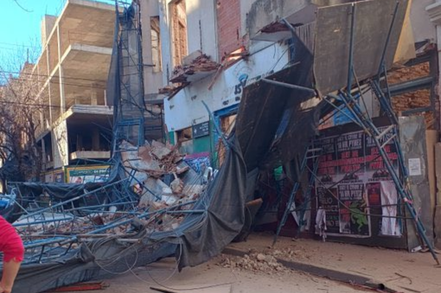 Los cinco obreros y el ingeniero que trabajaban en el edificio lograron evacuar antes del derrumbe.