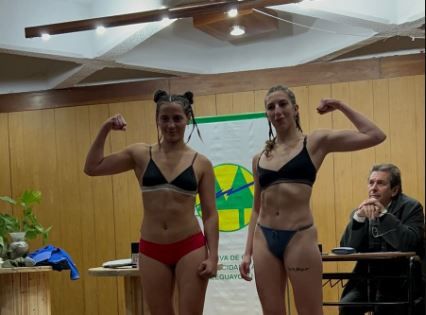 Nahir Erlin y la cordobesa en el pesaje que se llevó a cabo esta tarde en la Cooperativa Eléctrica.