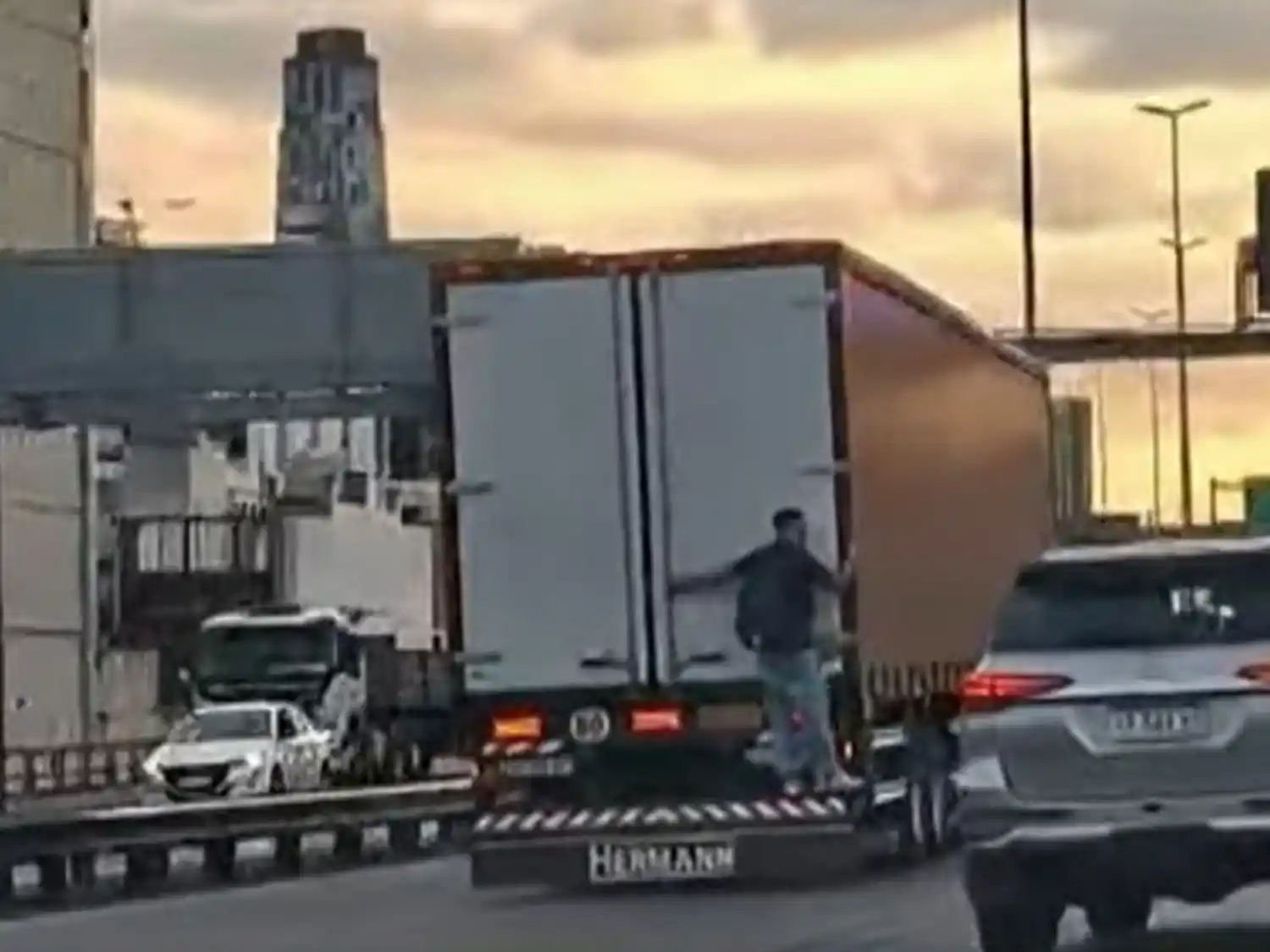 VIDEO | Peligro total: un joven viajó colgado de un camión en plena autopista Buenos Aires-La Plata