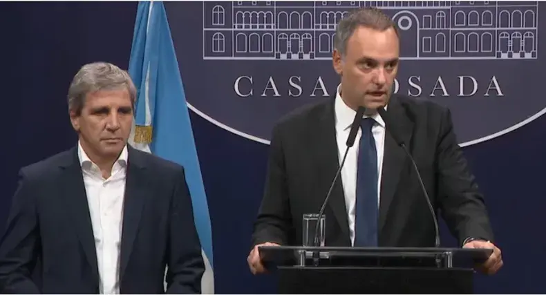 Adorni y Caputo en la conferencia de prensa que se realizó en la jornada de hoy