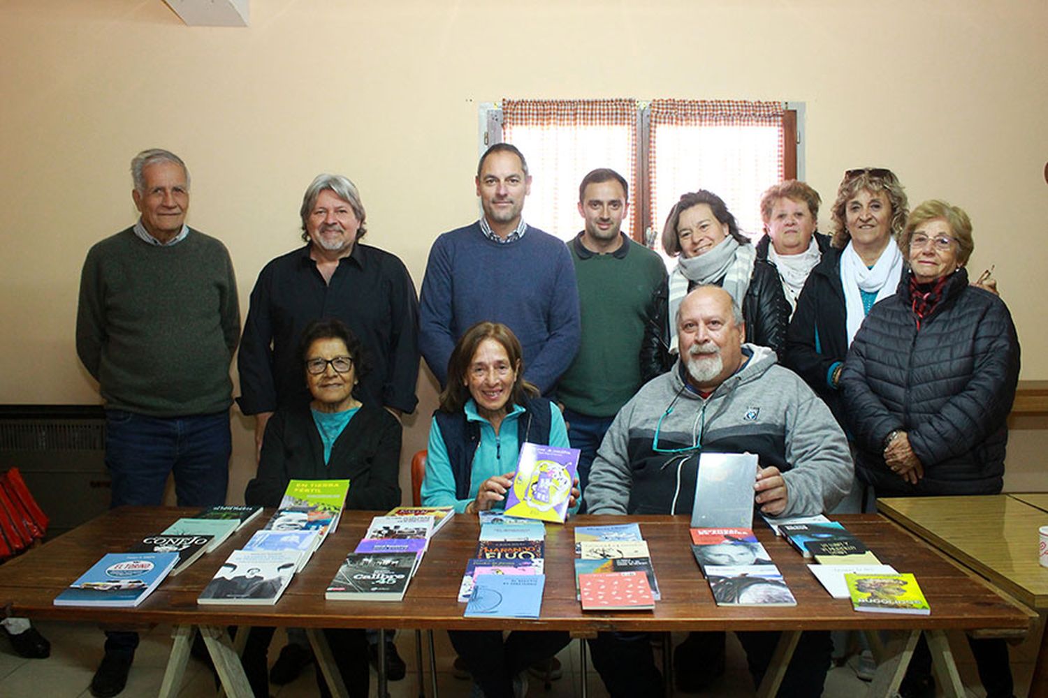 Entrega de libros en el Centro de jubilados de barrio oeste