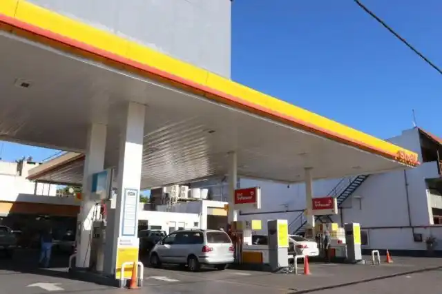 Las petroleras presentaron amparo contra el congelamiento de precios de combustibles