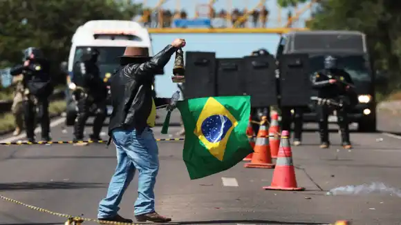 BOLSONARO SIGUE EN SILENCIO: manifestantes bloquean más de 250 carreteras en 23 de los 27 estados de Brasil