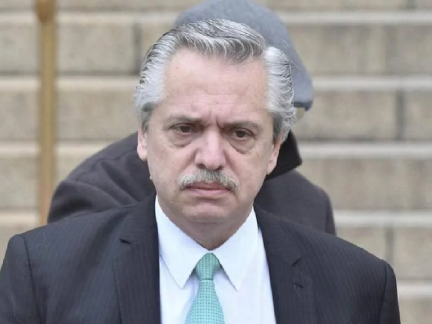 Difunden un video donde Alberto Fernández agrede a un hombre