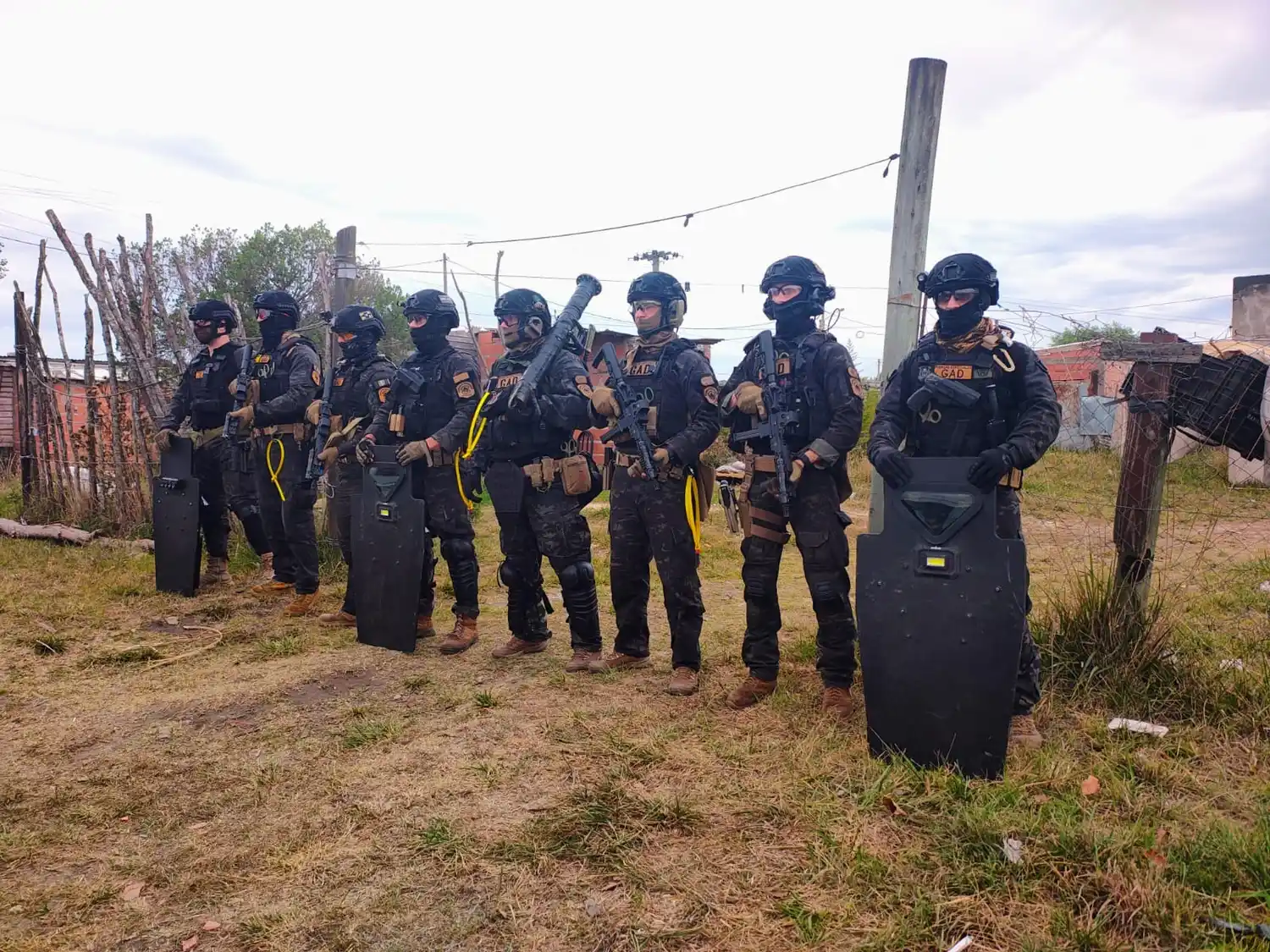 La Policía realizó tres allanamientos en el marco de una investigación por robos agravados de motocicletas y detuvo a un hombre de 28 años. Durante los operativos también secuestraron armas de fuego, droga, celulares y un auto que habría sido utilizado en los hechos.