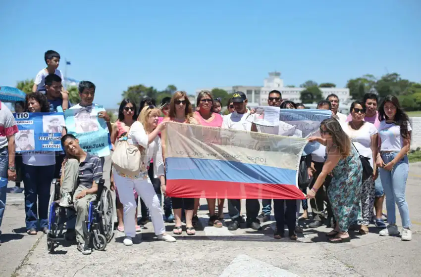 Familias de tripulantes piden a Rusia que siga la búsqueda