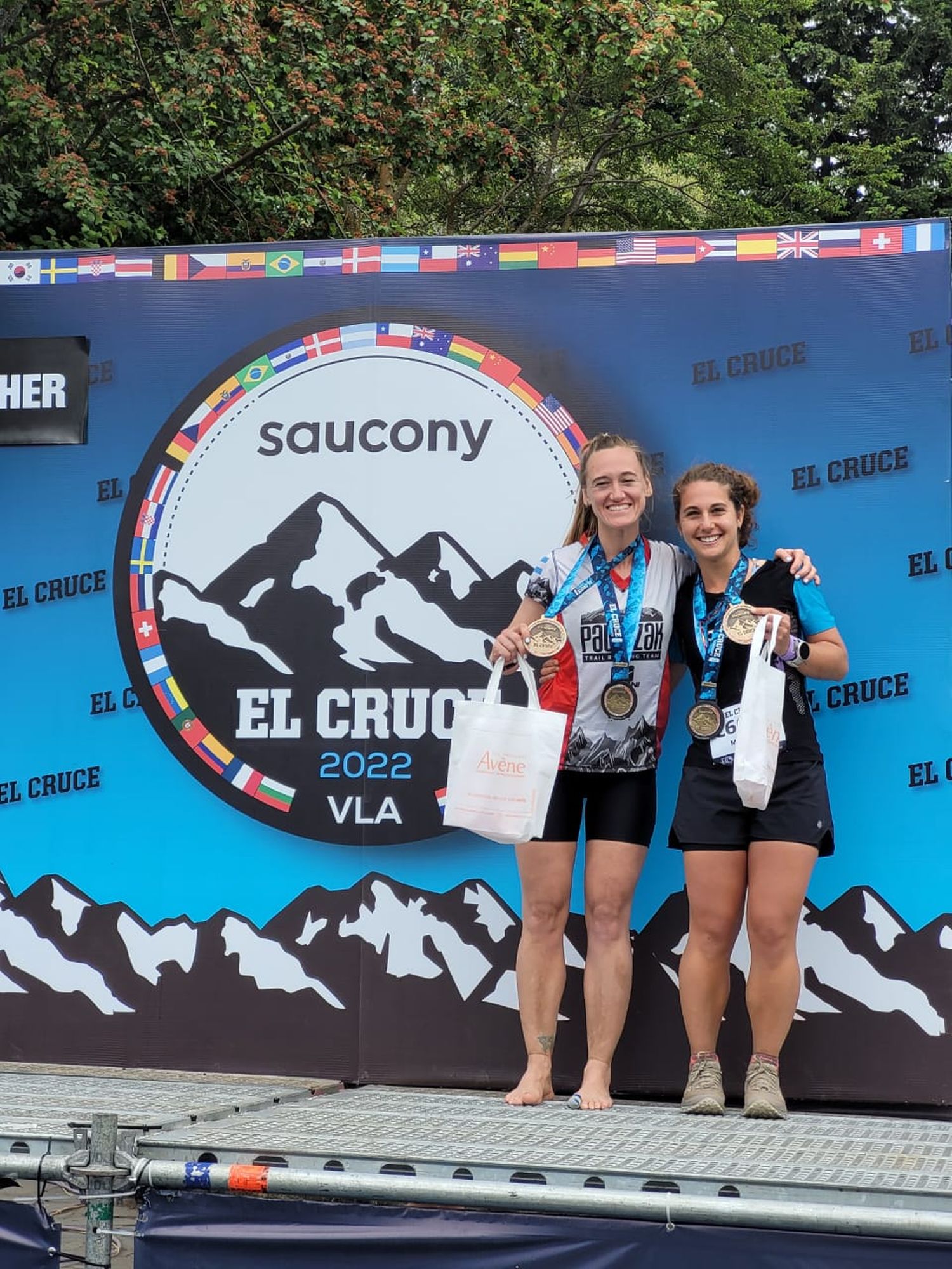 Simaro y Goullon luciendo sus medallas tras la premiación.