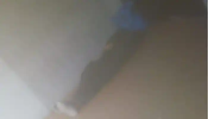 Un hombre durmiendo afuera del Hospital