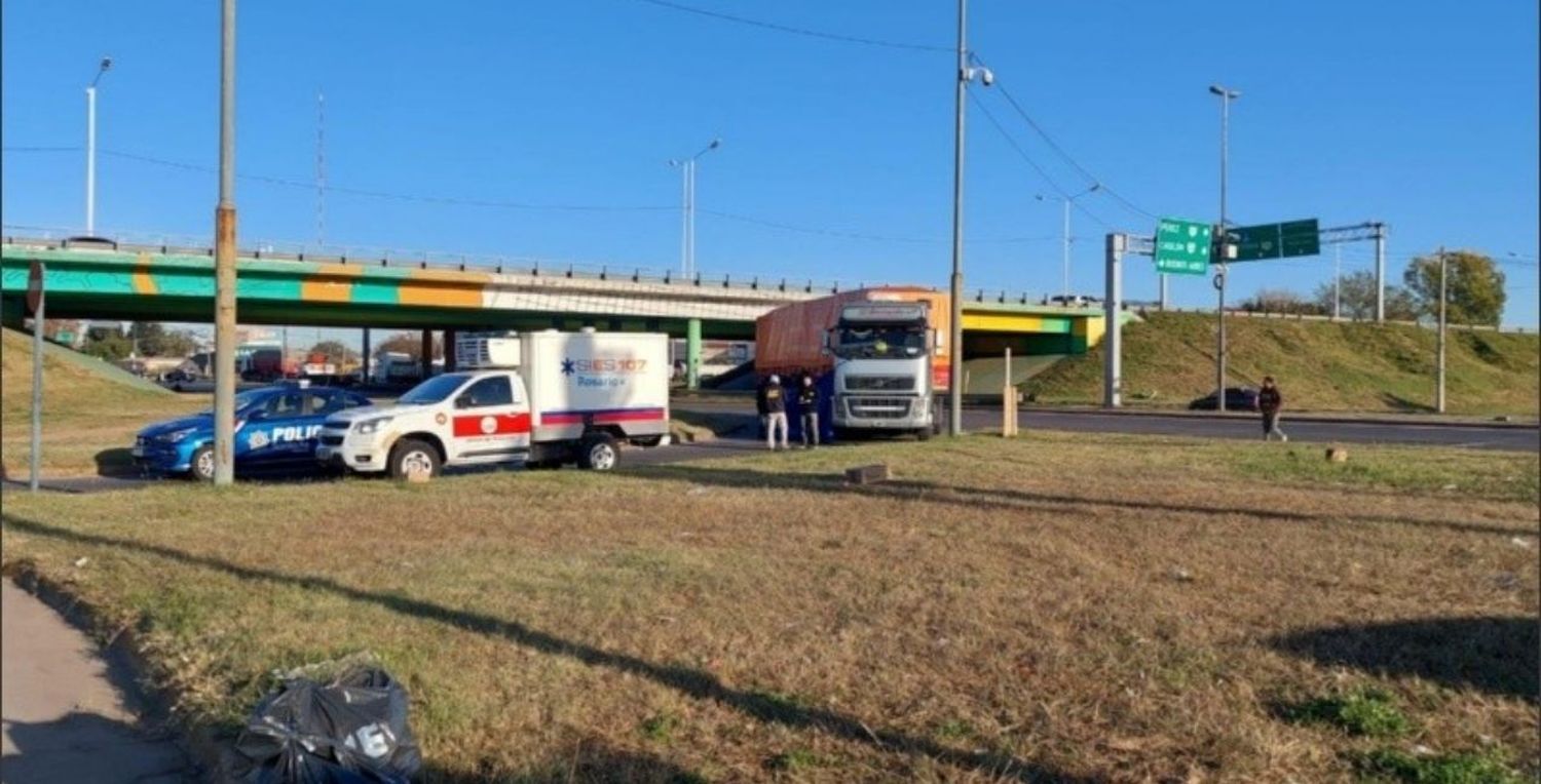Tragedia en Rosario: un ciclista murió tras ser atropellado por un camión