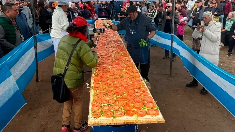 El Chacarero de Villa Gesell: el sandwich de miga de 6 metros y tres capas.