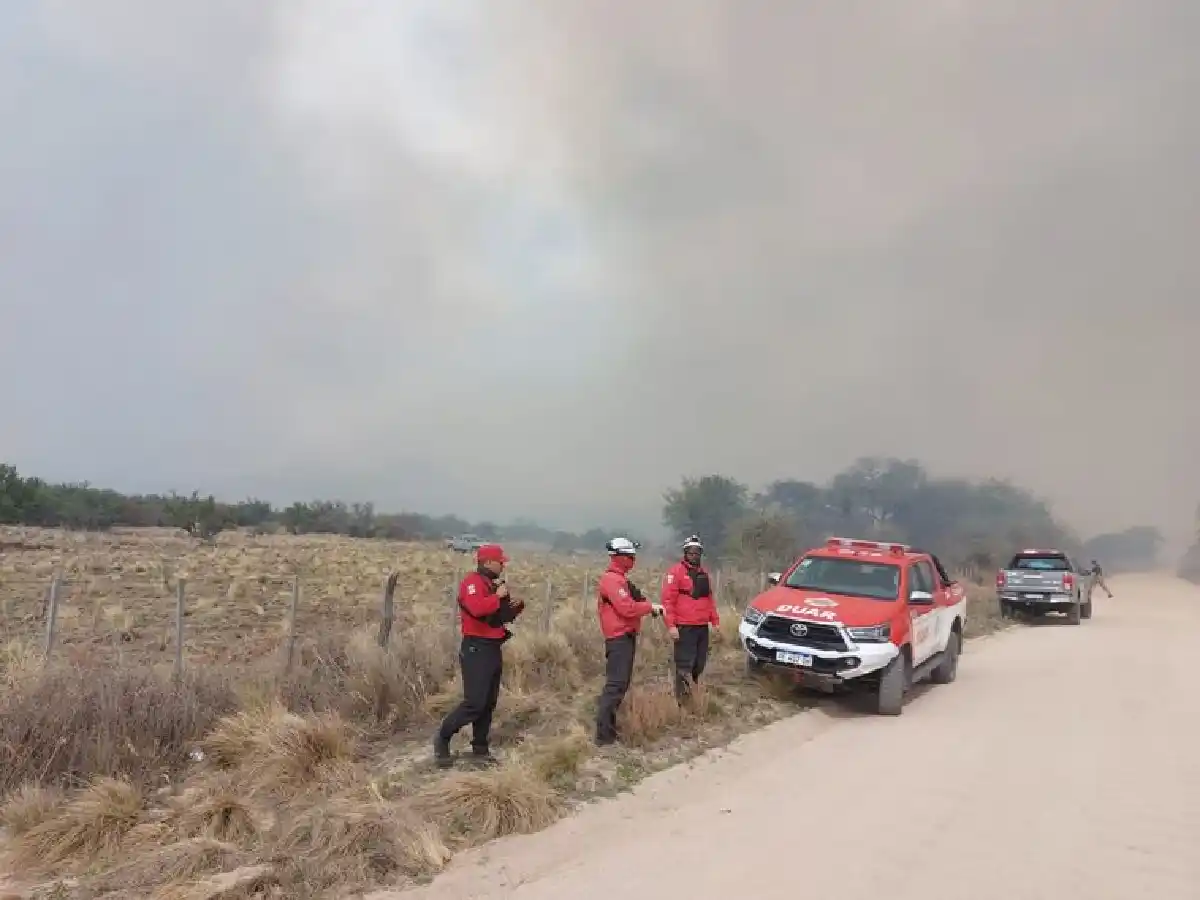 Incendios en Traslasierra: el fuerte viento complica el trabajo y hay evacuados