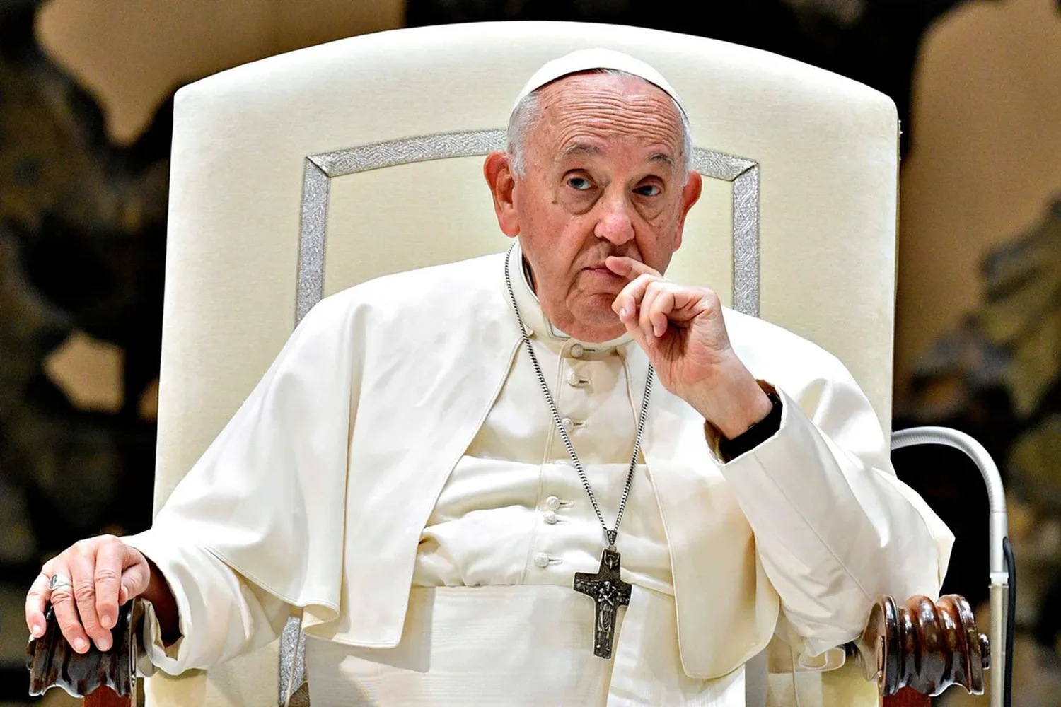 El papa Francisco pasó "una noche tranquila".