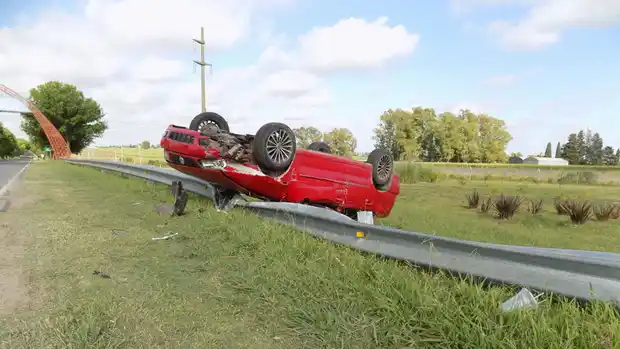 Quedó colgado del guardarrail en el ingreso a Galarza 