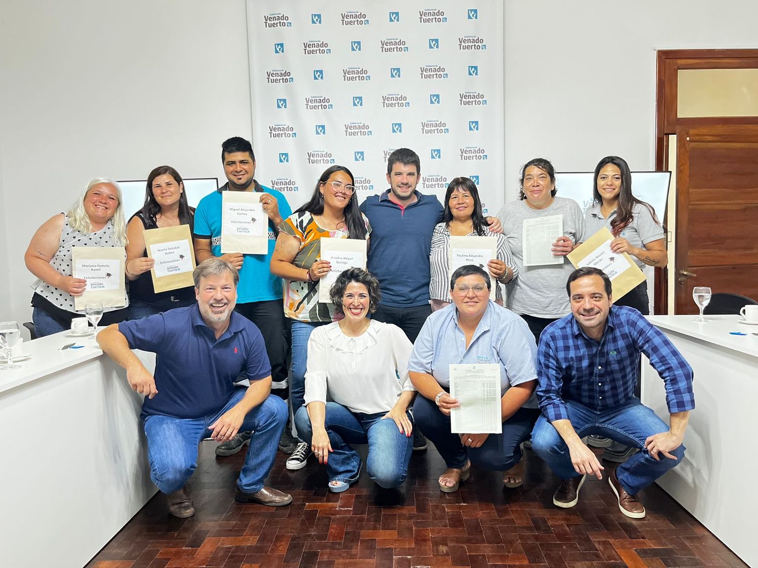 Los flamantes egresados junto al intendente Leonel Chiarella.