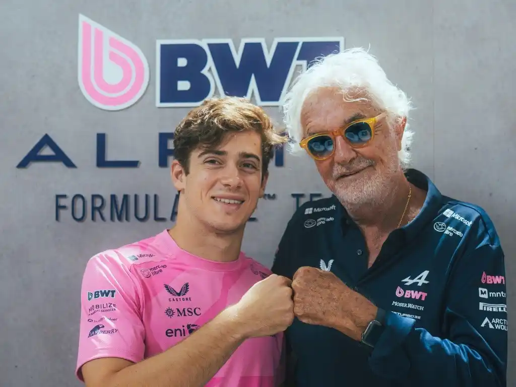"Firmado y sellado" Con esta imagen de Colapinto y Briatore, Alpine confirmó la continuidad del piloto argentino
