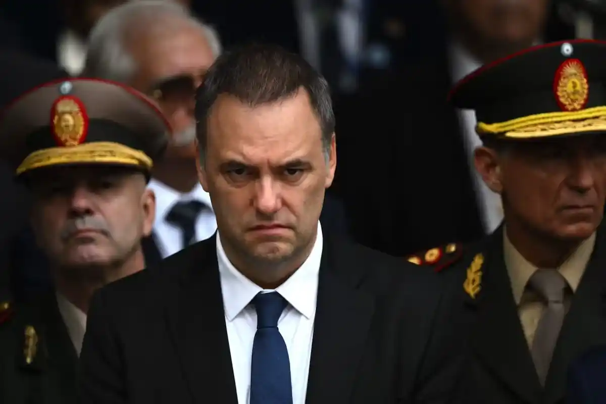 Finalmente, Adorni presentó su renuncia y se va del gobierno