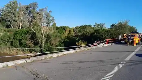 Un camión se cayó al río Carcarañá en la autopista hacia Santa Fe