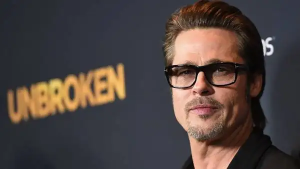 Brad Pitt llora y llora y llama a sus padres todos los días