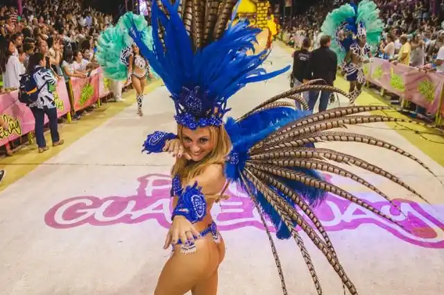 La alegría del carnaval sigue  reinando en las noches del verano