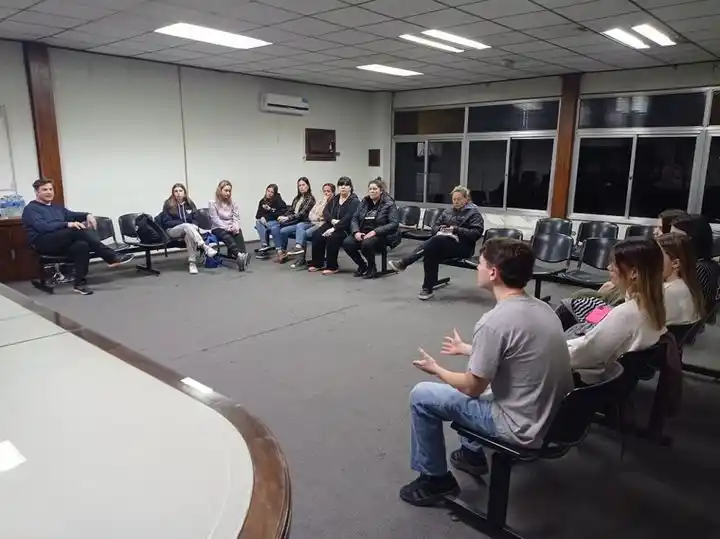 Reunión entre el intendente local y estudiantes. Foto municipalidad de Rufino.