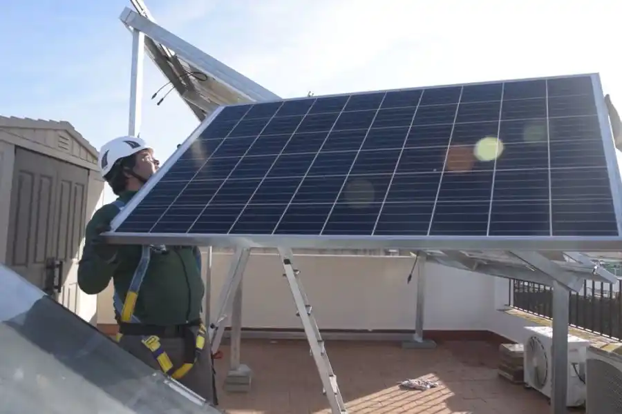 Nuevo curso gratuito en formación en instalación de paneles solares: ¿cómo anotarse?
