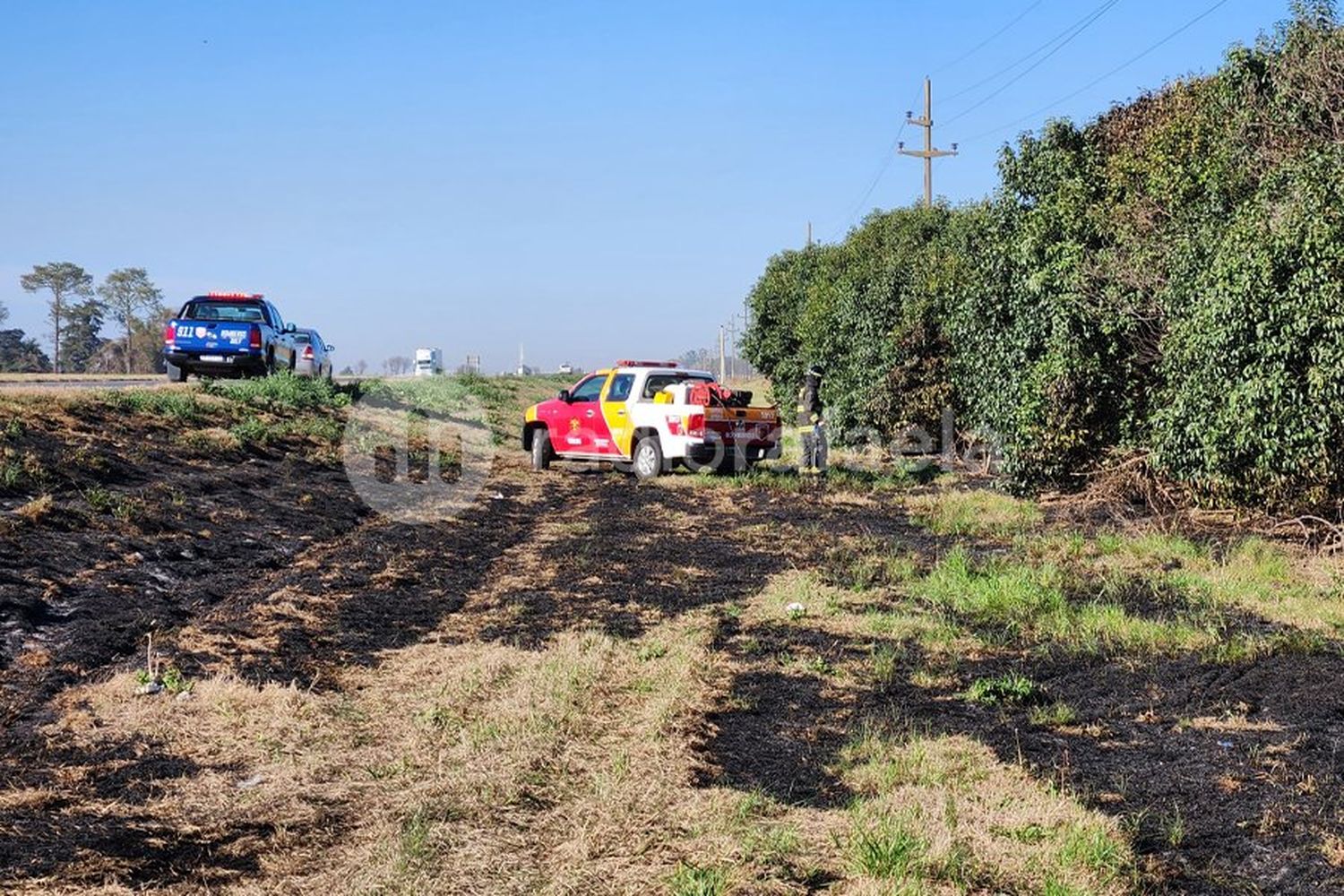 Llamas a la vera de la Autovía Nacional 34: se incendió una cava con basura y plantas secas