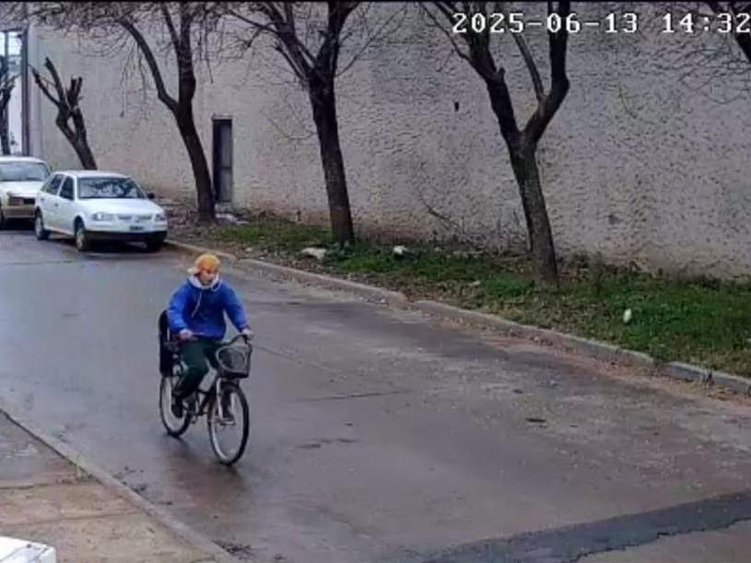 [VIDEO] Delincuente robó una bicicleta en Rómulo Naón y San Martín: quedó registrado en cámaras de seguridad