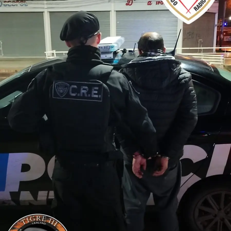 Hombre detenido.