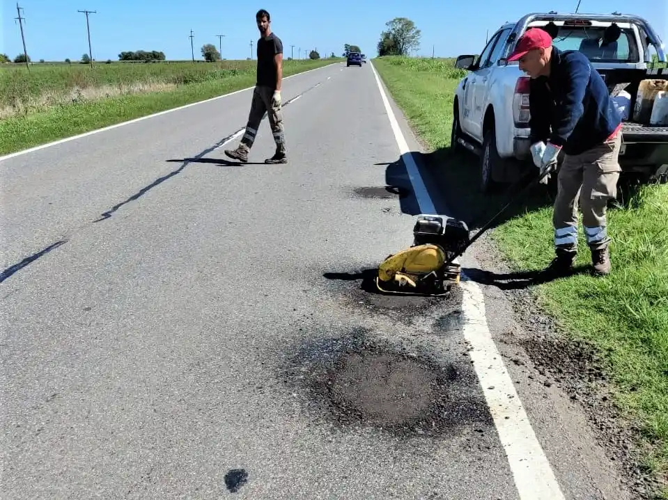 Trabajos de bache en la ruta 33 en jurisdicción de Bigand. Foto: Vialidad Nacional