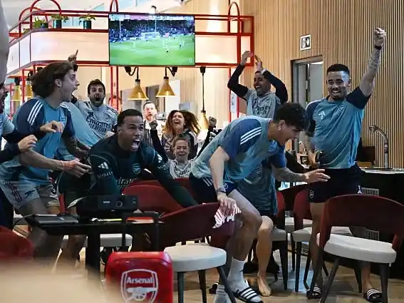 Los jugadores de Arsenal festejan con el empate consumado entre el City y Bournemouth.