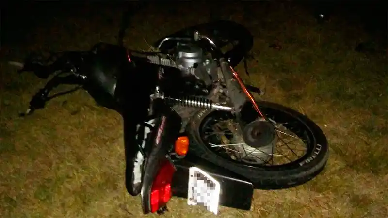 Un auto chocó a dos motocicletas y uno de los conductores murió