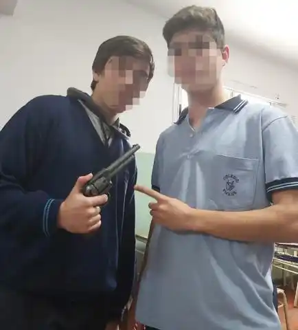 Un alumno le apuntó con un arma a un docente mientras daba clases