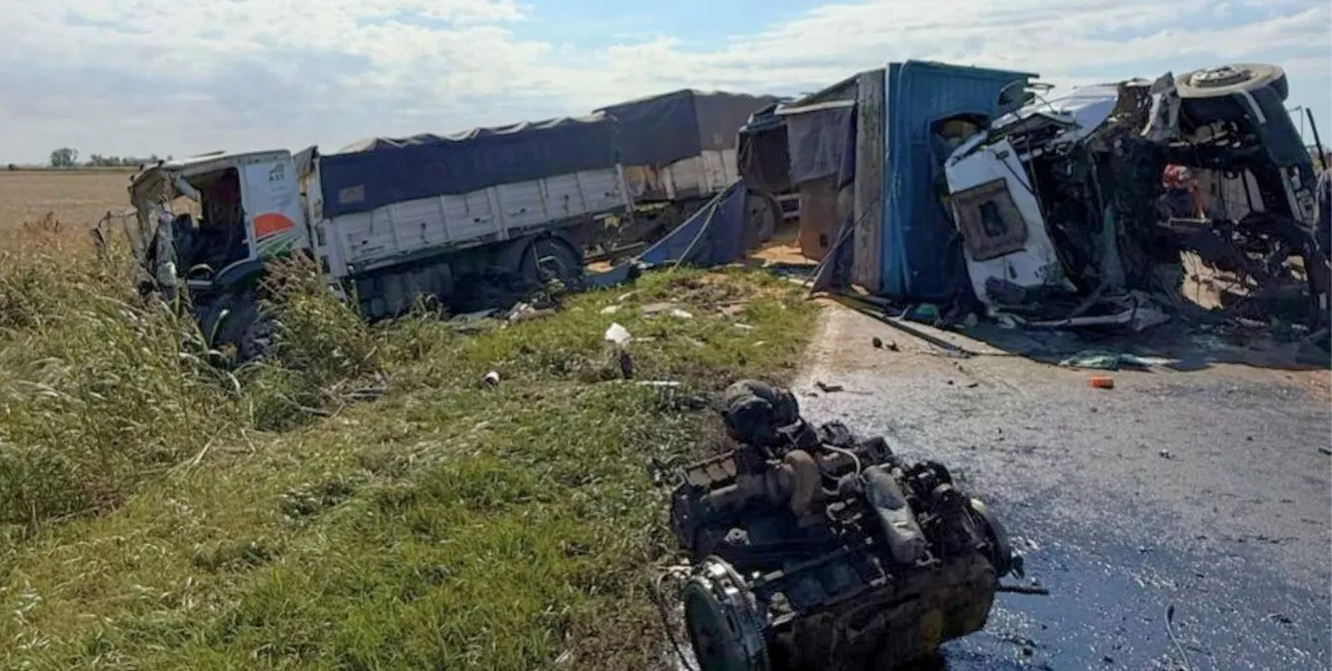 Dos accidentes en Ruta 91: dos camiones chocaron de frente y volcó una ambulancia
