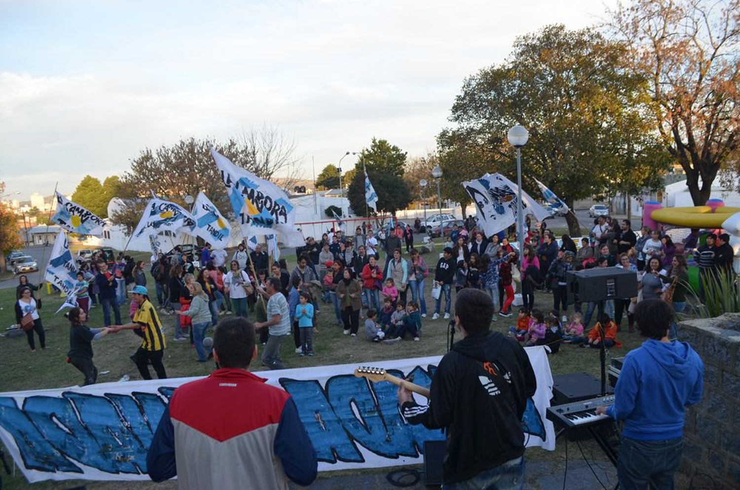 Militantes de La Cámpora acondicionaron la Escuela 42 y la plaza