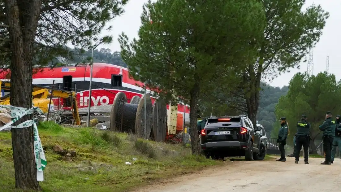 Una grúa trabaja en el vagón 8 del tren Iryo