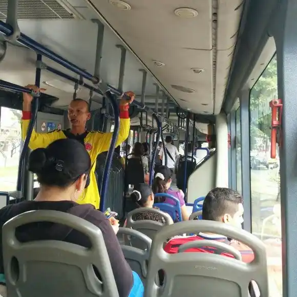 «CANTANTES» ATRACAN a pasajeros de un bus en Cali (+Video)
