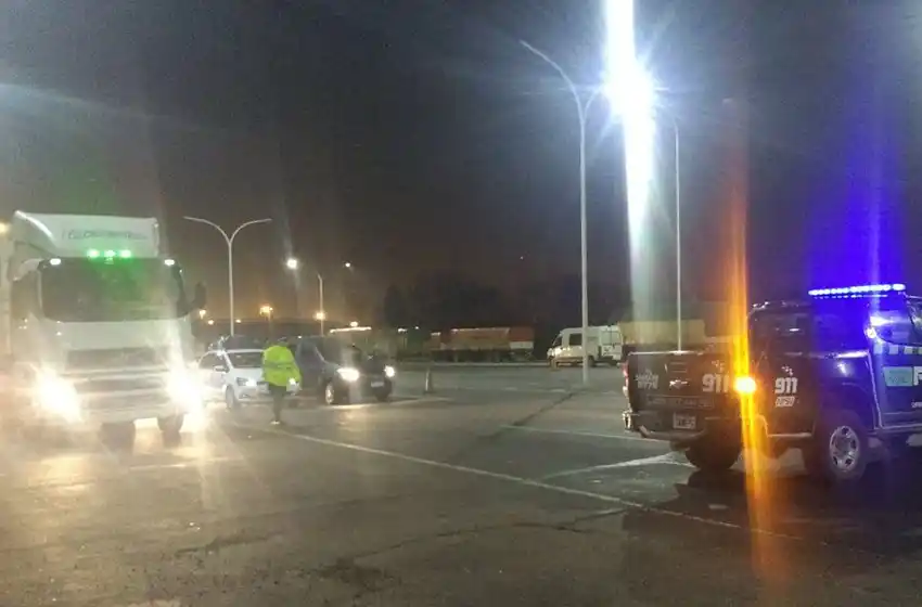 Choque múltiple en la autopista Rosario-Santa Fe: colisionaron dos autos y tres camiones