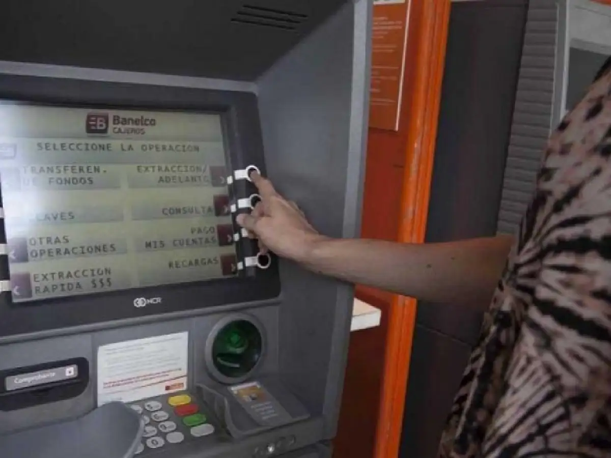 Los bancos se suman al cobro de comisiones por depositar dinero en efectivo