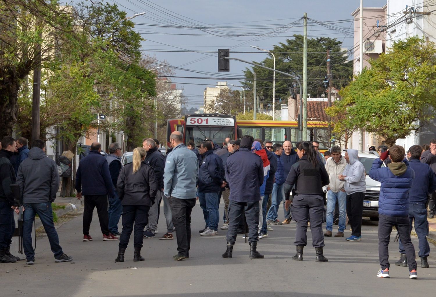 El cordón policial, los trabajadores locales y los colectivos cortando la esquina de Arana y 9 de Julio, el pasado viernes en la sede de la UTA.