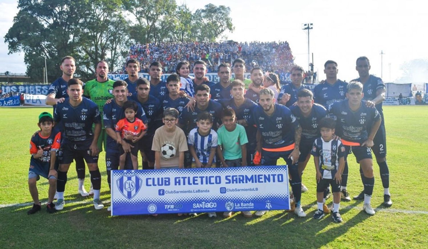 Sarmiento formando en la previa del partido