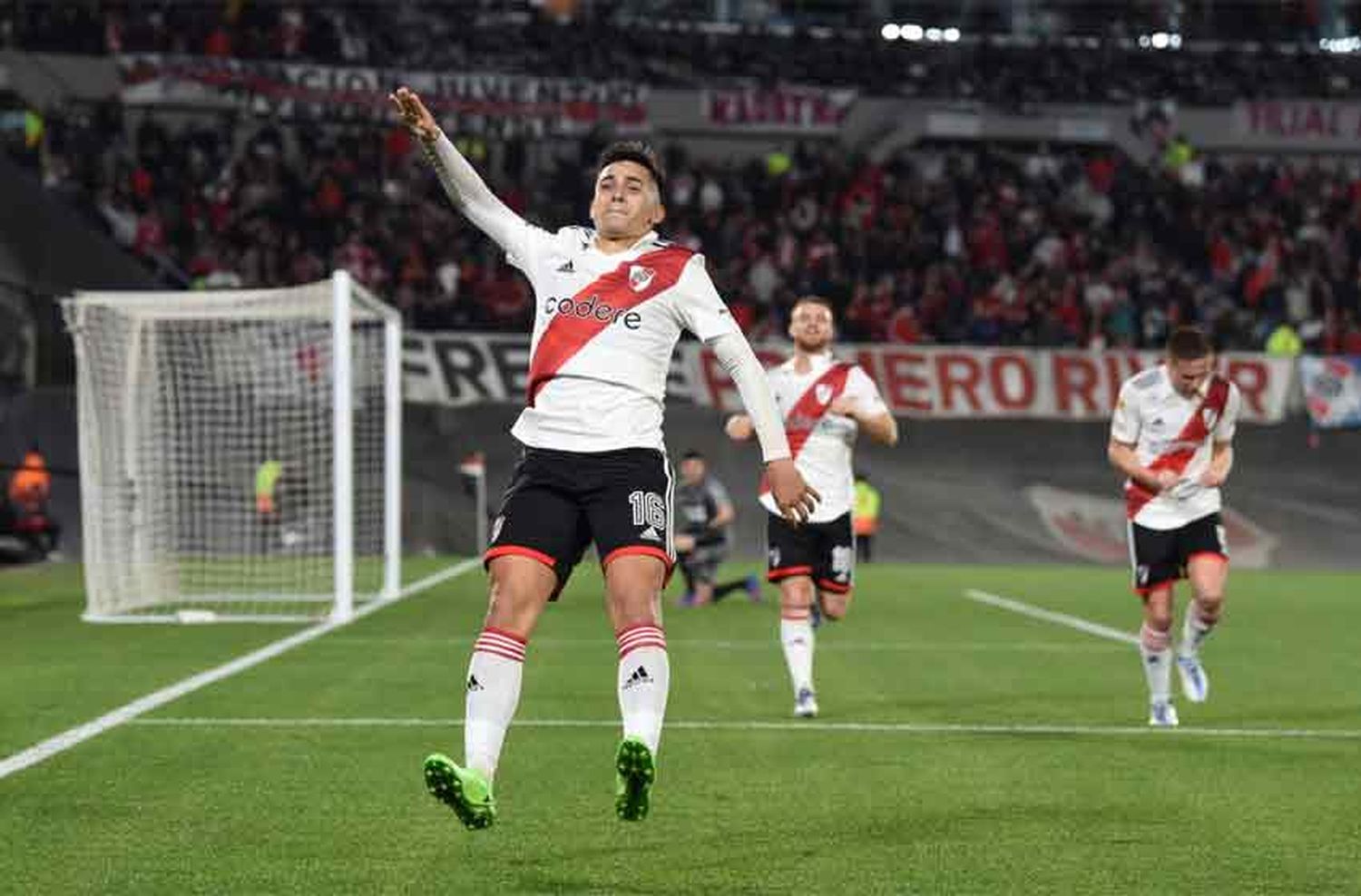 Newells dejó una pésima imagen en el Monumental, fue goleado por River y estiró la racha negativa