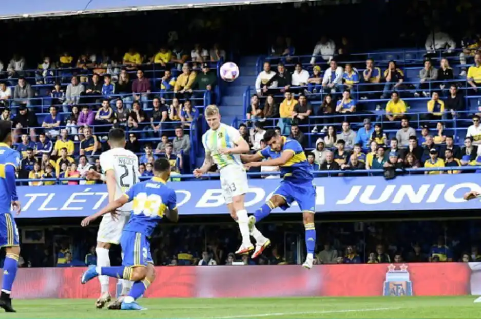 Aldosivi luchó en La Bombonera, pero se trajo una derrota